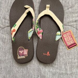 Sanuk Brown yoga mat Flip Flops with Floral Straps